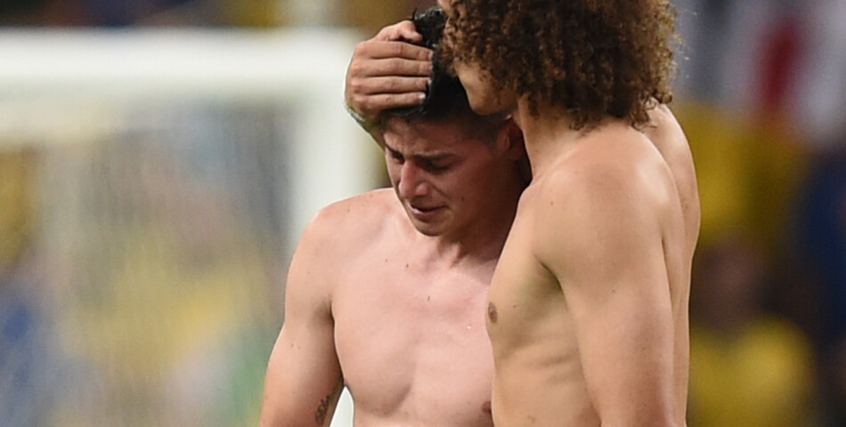  James Rodriguez en larmes et r&amp;eacute;confort&amp;eacute; par David Luiz apr&amp;egrave;s Colombie VS Br&amp;eacute;sil pendant le Mondial 2014 