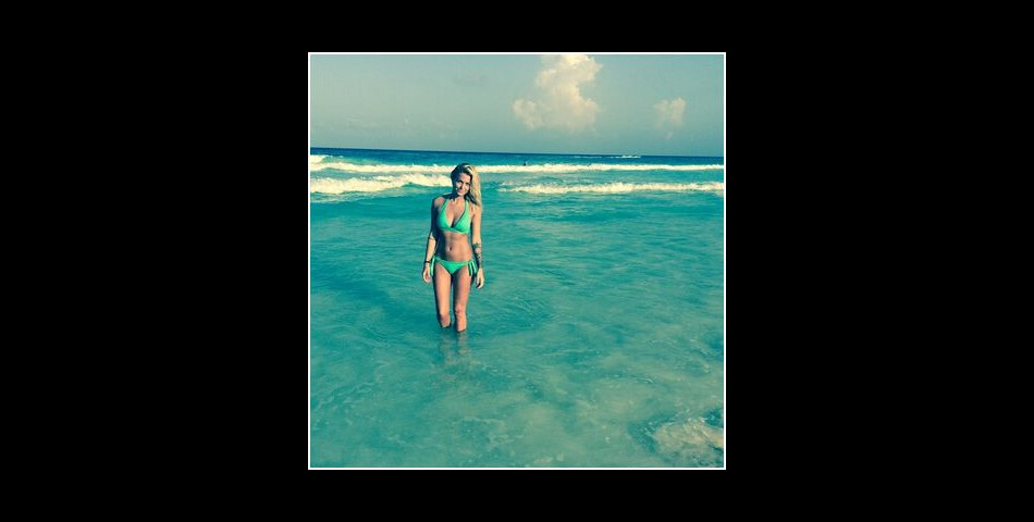 Caroline Receveur sexy en bikini pendant ses vacances à Cancun