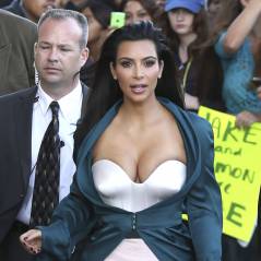 Kim Kardashian ultra décolletée pour une battle de... changement de couches