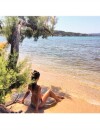 Tal : bikini sur la plage pour ses vacances en août 2014
