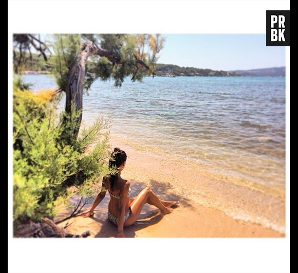 Tal : bikini sur la plage pour ses vacances en août 2014