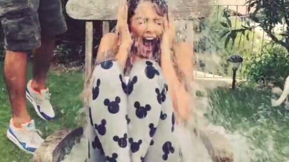 Nabilla Benattia nomine Ayem durant son Ice Bucket Challenge délirant