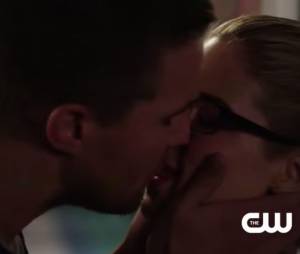 Arrow saison 3 : premier baiser entre Oliver et Felicity