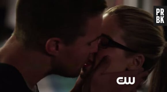 Arrow saison 3 : premier baiser entre Oliver et Felicity