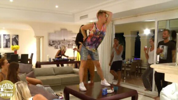 Les Ch'tis dans la Jet Set - Jérémy débarque : insultes et drague dès son entrée