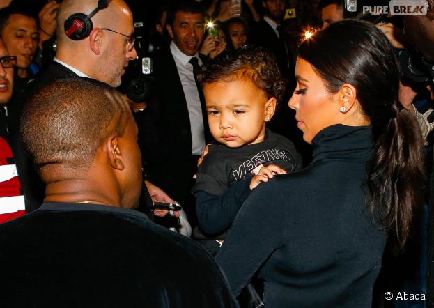 Kim Kardashian et Kanye West avec leur petite North au défilé Balenciaga pendant la Fashion Week de Paris, le 24 septembre 2014