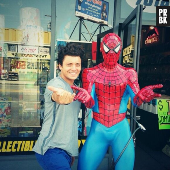 Kev Adams et une statue de Spiderman sur Instagram