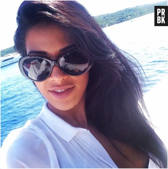 Ayem Nour : selfie glamour pendant ses vacances en Corse, en juillet 2014
