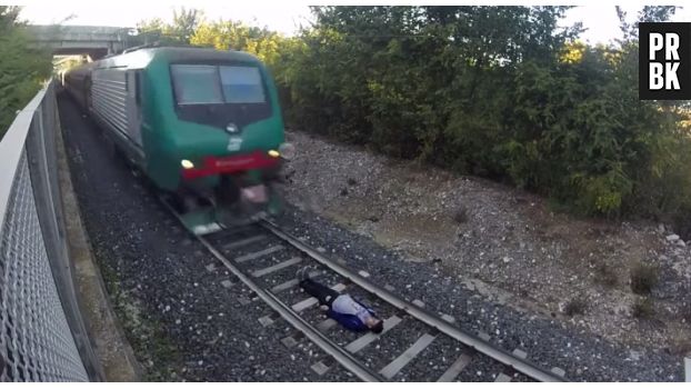 Ce jeune italien s&#039;allonge sous des rails et attend que le train passe.