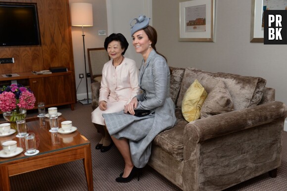 Kate Middleton, enceinte, au côté de Mary Chee, le 21 octobre 2014 à Londres