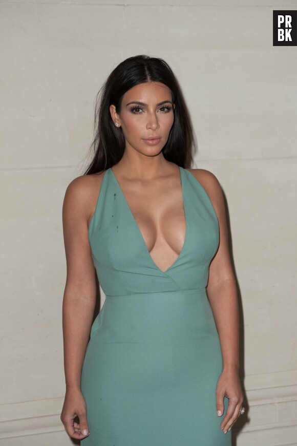 Kim Kardashian décolletée pour le défilé Valentino, le 9 juillet 2014 à Paris