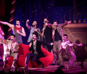 La troupe de Love Circus à la première, le 28 octobre 2014, aux Folies Bergères