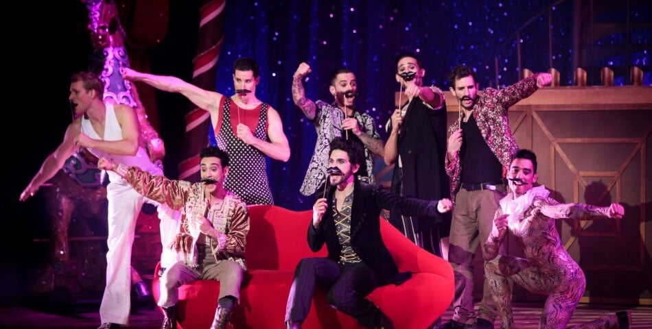 La troupe de Love Circus à la première, le 28 octobre 2014, aux Folies Bergères