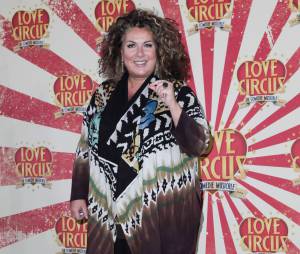 Marianne James souriante à la première de Love Circus, le 28 octobre 2014, aux Folies Bergères