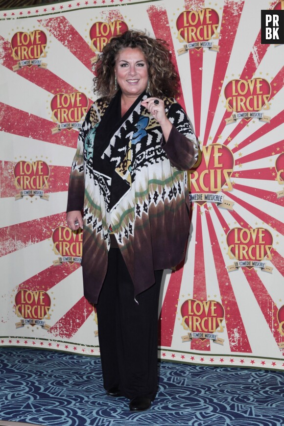 Marianne James souriante à la première de Love Circus, le 28 octobre 2014, aux Folies Bergères