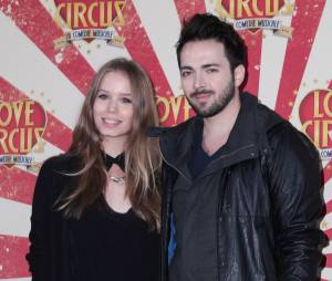 Roxane Le Texier et Sébastien Agius en amoureux à la première de Love Circus, le 28 octobre 2014, aux Folies Bergères