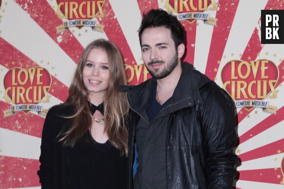 Roxane Le Texier et Sébastien Agius en amoureux à la première de Love Circus, le 28 octobre 2014, aux Folies Bergères