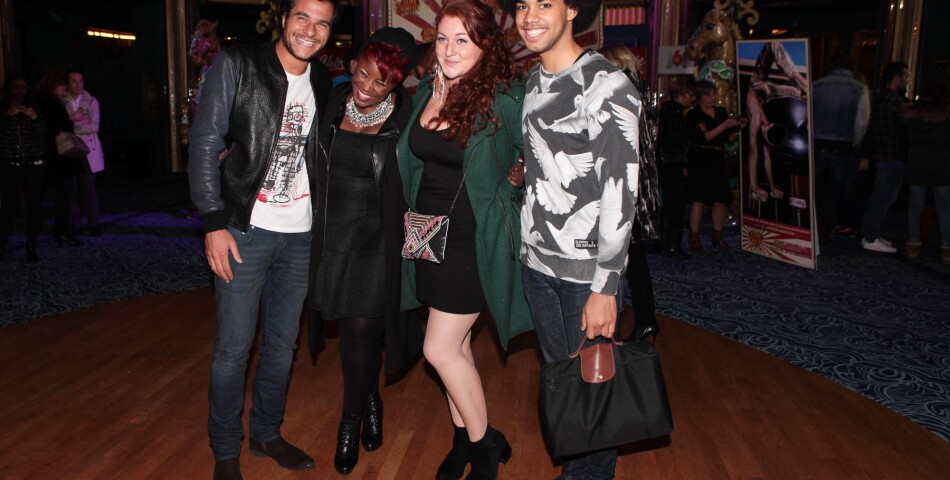 Amir, Stacy King, Juliette Moraine et Gwendal souriant à la première de Love Circus, le 28 octobre 2014, aux Folies Bergères