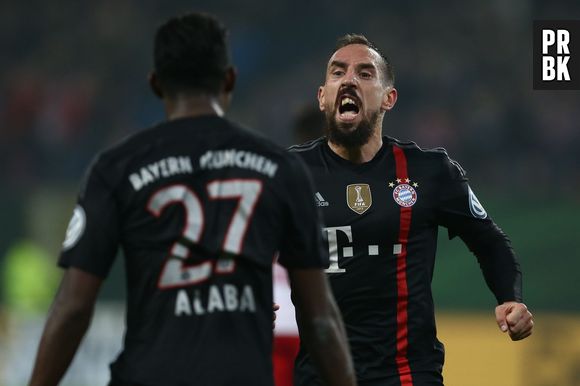 Franck Ribéry agressé par un supporter sur le terrain lors du match Hambourg - Bayern Munich, le 29 octobre 2014