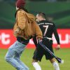 Franck Ribéry agressé par un supporter sur le terrain lors du match Hambourg - Bayern Munich, le 29 octobre 2014