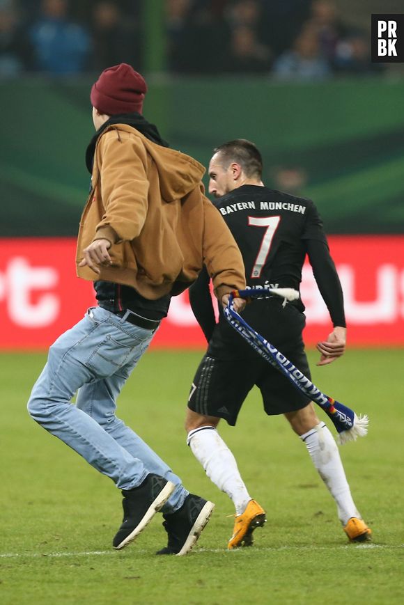Franck Ribéry agressé par un supporter sur le terrain lors du match Hambourg - Bayern Munich, le 29 octobre 2014