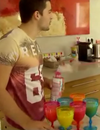 Les Princes de l'amour 2 : Raphaël prépare des boissons pour les candidats