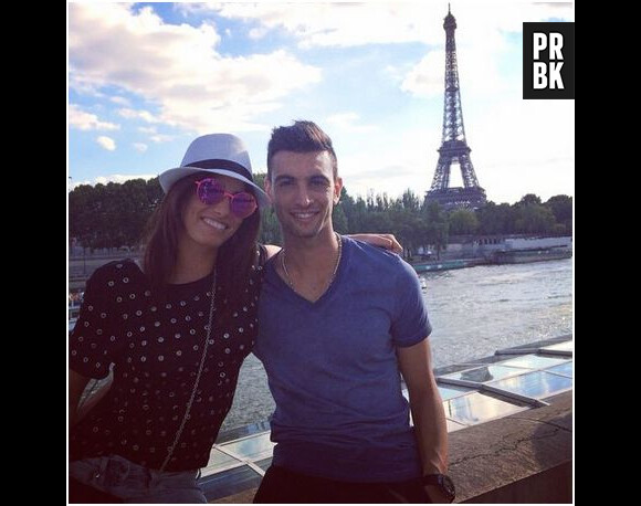 Javier Pastore et sa copine Chiara Picone prennent la pose devant la tour Eiffel