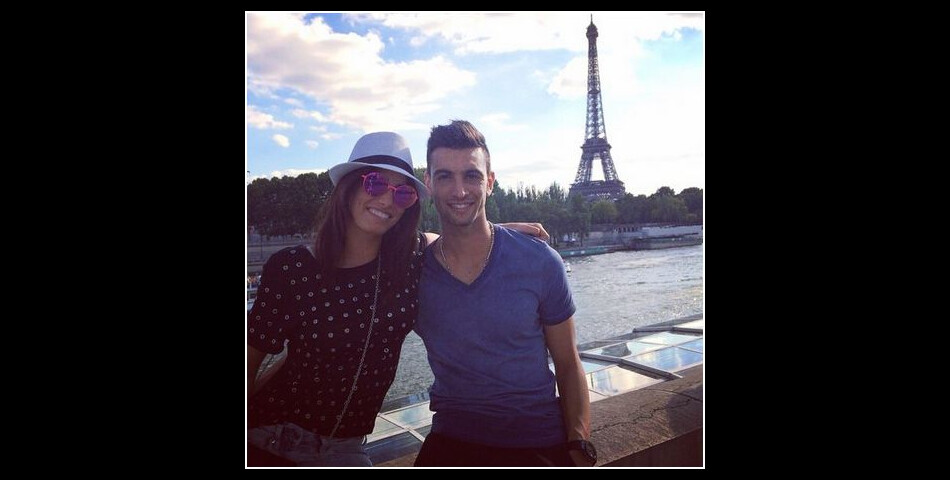  Javier Pastore et sa copine Chiara Picone prennent la pose devant la tour Eiffel 