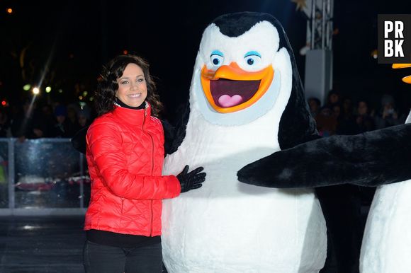 Nathalie Péchalat et les Pingouins de Madagascar inaugurent la patinoire de l'hôtel de Ville, le 16 décembre 2014 à Paris