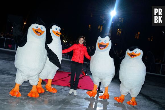 Nathalie Péchalat et les Pingouins de Madagascar inaugurent la patinoire de l'hôtel de Ville, le 16 décembre 2014 à Paris