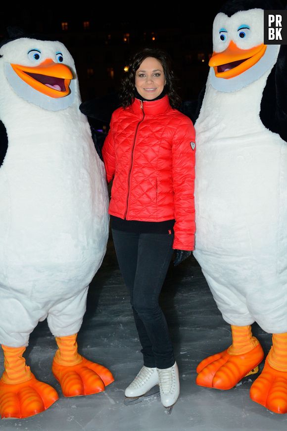 Nathalie Péchalat et les Pingouins de Madagascar inaugurent la patinoire de l'hôtel de Ville, le 16 décembre 2014 à Paris