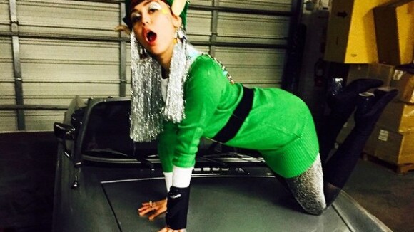Miley Cyrus : elfe ultra sexy et joint dans la bouche, sa folle soirée sur Instagram