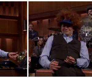 Bradley Cooperjoue de l'air guitar sur la chanson Down by The River dans le Tonight Show de Jimmy Fallon du 5 janvier 2015.
