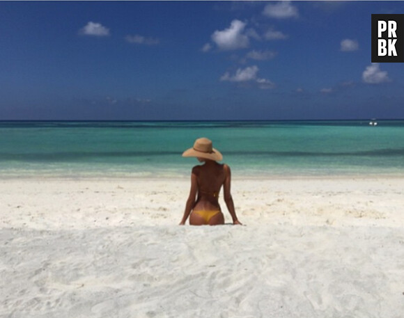 Irina Shak hot à la plage pour profiter de son anniversaire, le 6 janvier 2015