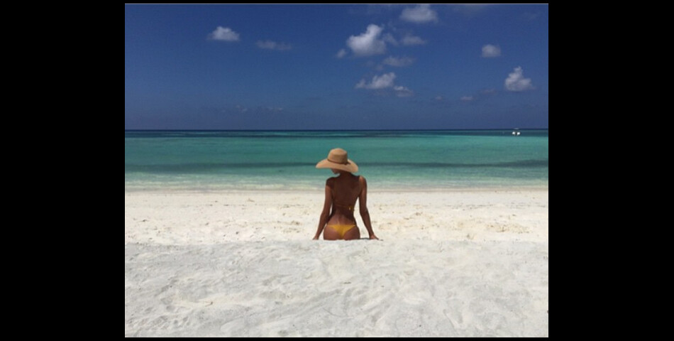 Irina Shak hot à la plage pour profiter de son anniversaire, le 6 janvier 2015