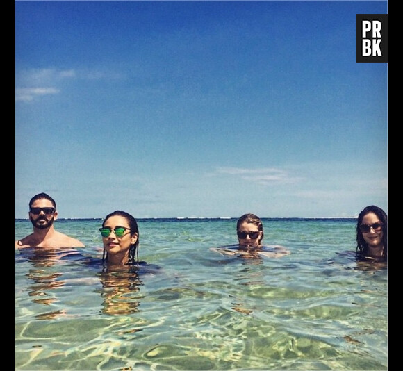 Shay Mitchell et ses amis se baignent à Bali