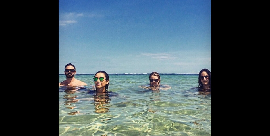 Shay Mitchell et ses amis se baignent à Bali