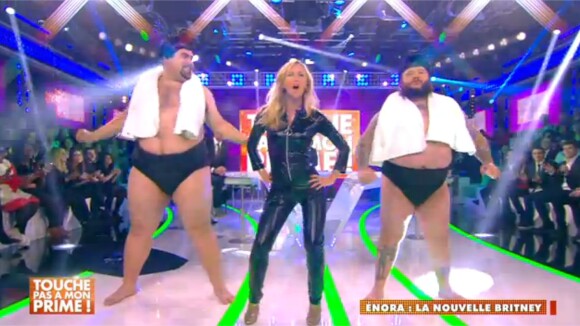 Enora Malagré sexy en cuir pour imiter Britney Spears dans le prime de TPMP