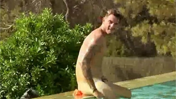 Raphaël (Les Princes de l'amour 2) nu dans la piscine, Sébastien manque de vomir