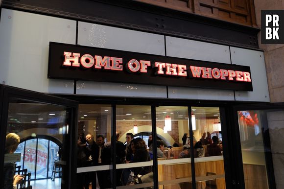 Burger King : effervescence totale pour l'ouverture du restaurant parisien à la Gare St Lazare le 16 décembre 2013