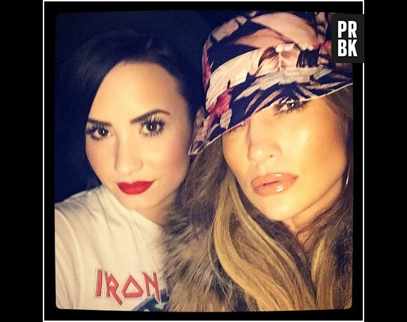Demi Lovato et Jennifer Lopez en mode selfie, le 7 février 2015 à Los Angeles