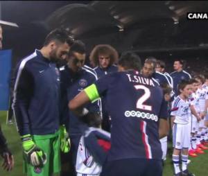 Thiago Silva donne sa veste à un jeune Lyonnais, le 8 février 2015 à Gerland