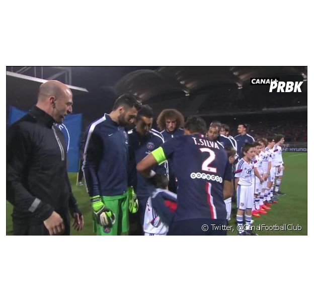 Thiago Silva donne sa veste à un jeune Lyonnais, le 8 février 2015 à Gerland