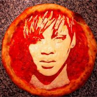 Rihanna, Cristiano Ronaldo, Madonna... leurs portraits sur des pizzas pour le National Pizza Day !