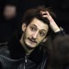 Pierre Niney dans les tribunes du Parc des Princes pour le match PSG-Chelsea, le 17 février 2015