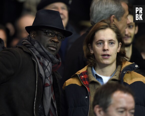 Lilian Thuram et Pierre Sarkozy dans les tribunes du Parc des Princes pour le match PSG-Chelsea, le 17 février 2015