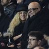 Pascal Obispo en couple avec Julie Hantson dans les tribunes du Parc des Princes pour le match PSG-Chelsea, le 17 février 2015