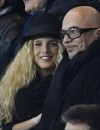 Pascal Obispo en couple avec Julie Hantson dans les tribunes du Parc des Princes pour le match PSG-Chelsea, le 17 février 2015