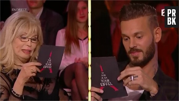 M. Pokora aime les seins et les fesses d'Amanda Lear dans une scène du 'Mépris' pour Un Soir à la Tour Eiffel, le 18 février 2015 sur France 2