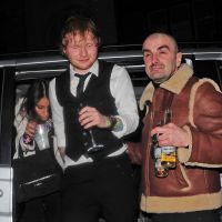 Ed Sheeran complètement bourré après les Brit Awards 2015, il ne tient même plus debout